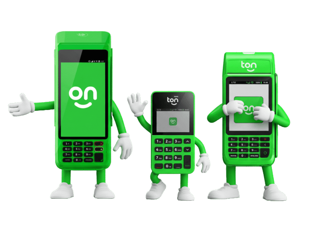 Ilustração 3D de três maquininhas de cartão verdes da Ton, em estilo cartoon, com braços e pernas brancos. A maquininha maior acena à esquerda, a versão compacta acena no centro e a terceira posa à direita, todas exibindo o logotipo Ton no visor.