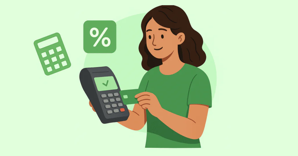 Mulher sorridente segurando uma maquininha de cartão Ton, representando as taxas promocionais, em ambiente moderno e profissional.