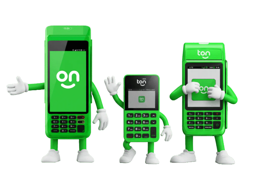 Ilustração 3D de três maquininhas de cartão verdes da Ton, em estilo cartoon, com braços e pernas brancos. A maquininha maior acena à esquerda, a versão compacta acena no centro e a terceira posa à direita, todas exibindo o logotipo Ton no visor.